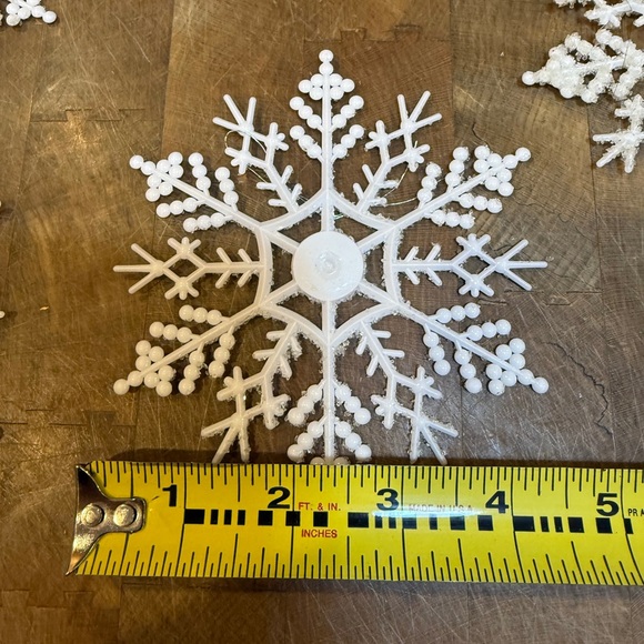 Vintage 1970’s White Plastic Snowflake Gliter Ornaments Set of 12 - Picture 7 of 12